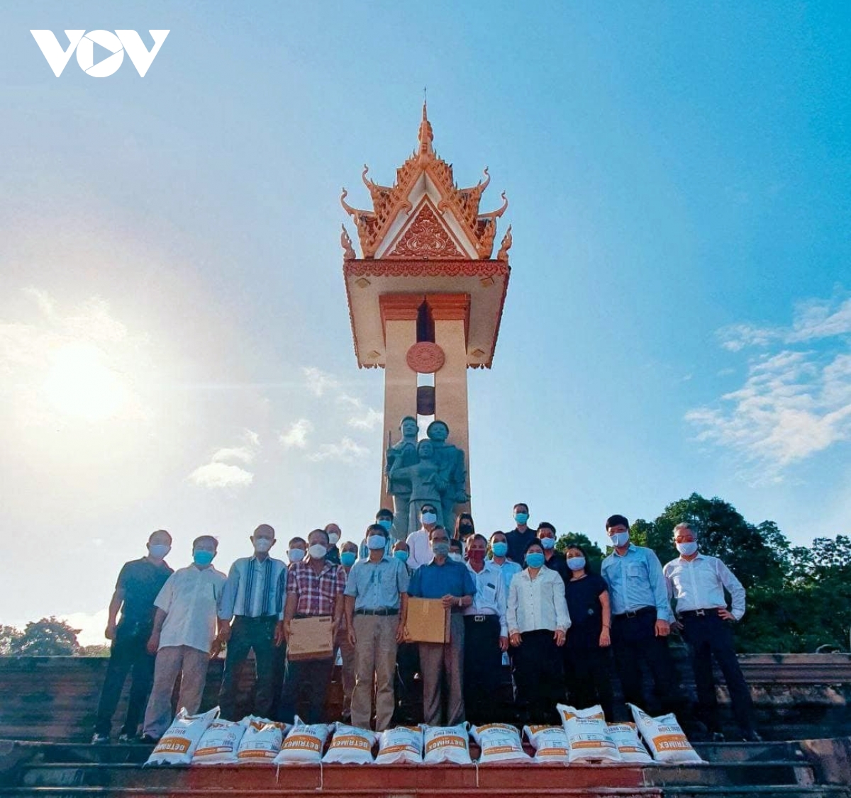 Tổng Lãnh sự quán Việt Nam tại Campuchia dâng hương tưởng nhớ các anh hùng liệt sỹ